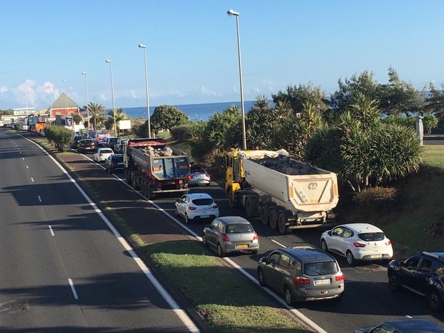 Embouteillage sur la route nationale 2 sur le front de mer de Saint-Denis à proximité de la gare routière.