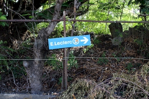 La pré-signalétique est interdite sur les clôtures non aveugles