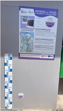 Repère de crues à la ravine Sèche au collège Bédier sur la commune de Saint-André (photo 2023)