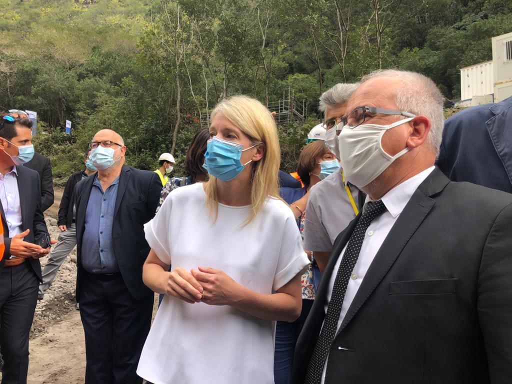 Bérangère Abba, secrétaire d’État chargée de la biodiversité, lors de sa visite sur le chantier du Bras de la Plaine en août 2020.